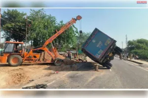 घाटमपुर में ओवर लोड डंपर पलटा, साइकिल सवार चौकी दार की दर्दनाक मौत