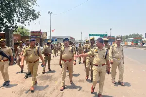 डीसीपी यातायात ने दी बस स्टैंड के बाहर खड़ी बसों के ड्राइवरों को चेतावनी, अतिक्रमण हटवाया 