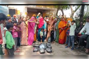 पचोखरा विद्युत फीडर पर स्मार्ट मीटर के विरोध में महिलाओं ने किया प्रदर्शन 