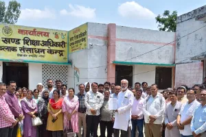 ऑनलाइन उपस्थिति के विरोध में सौंपा ज्ञापन
