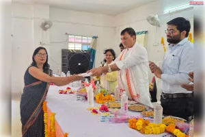 विधायक गौरा ने मुख्य सेविकाओं एवं आंगनवाड़ी कार्यकर्ताओ को कार्यक्रम के दौरान स्मार्ट फोन वितरण किया