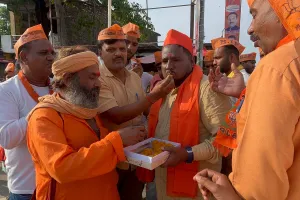 पश्चिम बंगाल में ऐतिहासिक जीत पर भाजपाइयों ने एक दूसरे को मिठाई खिलाकर खुशी मनाई