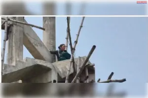इटवा में पानी की टंकी पर चढ़ी महिलाः पति पर दूसरी महिला को अपनाने का आरोप