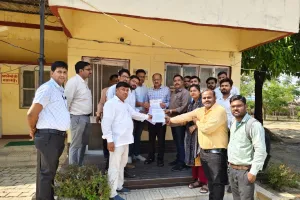 राष्ट्रीय स्वास्थ्य मिशन कर्मचारी संघ ने अपनी मांग को लेकर सीएमओ को सौंपा ज्ञापन