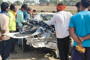 सिद्धार्थनगर में  अनियंत्रित होकर पोखरे में  डूबी कार , दो की मौत, तीन घायल