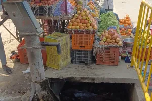 अतिक्रमण से सिकुड़ी सुरियावा फाटक गली, जाम से लोगों का निकलना हुआ मुश्किल