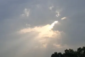 तपिश के बीच बदला मौसम, बादलों और ठंडी हवाओं से मिली राहत