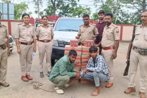 अररिया में शराब तस्करी नाकाम: सफारी से 126 लीटर बीयर बरामद, दो गिरफ्तार