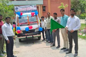 03 जागरूकता वाहनों को हरी झंडी दिखाकर किया गया रवाना