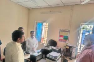 प्रतापगंज प्रखंड कार्यालय का डीएम ने किया औचक निरीक्षण, जनगणना कार्य में तेजी लाने के निर्देश