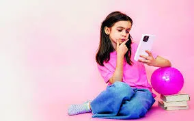 स्वयं को 'फ्री' रखने के लिए बच्चों को मोबाइल सौंपते माता-पिता