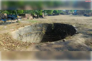 बिना जगत का जमीन से सटा हुआ है कुआं दे रहा है दुर्घटना को दावत। 