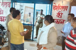 आबकारी विभाग ने किया निरीक्षण, शराब दुकानों में मिले चोर दरवाजे