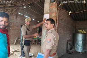 रामपुर बरकोनिया पुलिस की कार्यवाही , न्यायालय के आदेश पर धारा 84 BNSS के तहत दो अभियुक्तों के घर मुनादी कराते हुए नोटिस चस्पा