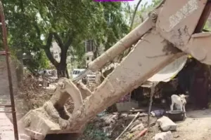 सरकारी जमीन पर अवैध प्लाटिंग पर चला बुलडोजर, प्रशासन ने कब्जा कराया खाली।
