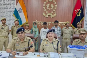 गोरखपुर  गोला में मोबाइल दुकान चोरी का खुलासा, चंद घंटों में 5 आरोपी गिरफ्तार