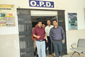 किशनपुर सीएचसी का डीएम ने किया औचक निरीक्षण, गंदगी पर जताई नाराजगी