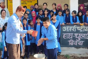 पटना के विद्यालय में हाथ स्वच्छता दिवस पर बच्चों को सिखाए गए साफ-सफाई के नियम