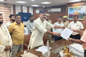 जंगल नाहरछपरा में सरकारी योजनाओं के नाम पर करोड़ों की ठगी का आरोप, डीएम को सौंपा ज्ञापन