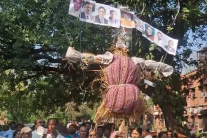 सुआटस कॉलेज में वेतन बकाया को लेकर , शिक्षकों-कर्मचारियों का  प्रदर्शन।