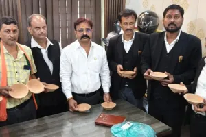 अधिवक्ताओं ने पशु-पक्षियों के लिए मिट्टी के प्यालों का किया वितरण