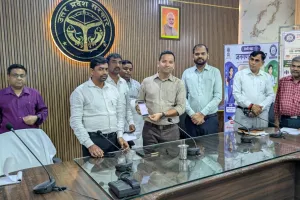 मोबाइल से स्व-गणना कर जिलाधिकारी ने दिया डिजिटल जनगणना का संदेश