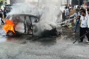 चलती कार बनी आग का गोला, परिवार ने कूदकर बचाई जान