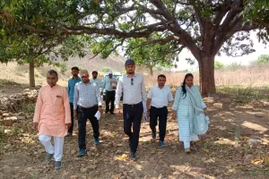  ए०आर० आई० डी० ए० भारत सरकार के द्वारा ग्राम प्रधान महुगढ़ी के साथ किया गया स्थलीय निरीक्षण