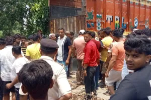 ट्रक की चपेट में आकर स्कूटी सवार दुकानदार की मौत, मुआवजे व उच्चाधिकारियों को बुलाने की मांग को लेकर ग्रामीणों ने किया सड़क जाम