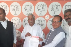जगीं आंस - विभिन्न ट्रेनों के ठहराव को लेकर पलामू झारखण्ड सांसद बी डी राम से दुद्धी का प्रतिनिधि मण्डल मिला