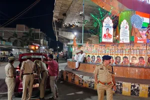 क्षेत्राधिकारी नगर द्वारा कस्बा रॉबर्ट्सगंज में पैदल गश्त कर सुरक्षा व्यवस्था का लिया  जायजा
