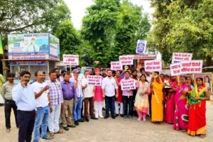 कामर्शियल गैस संकट से निजात व दाम घटाने को लेकर उद्योग व्यापार प्रतिनधि मण्डल ने राकेश सिंह के नेतृत्व में सौंपा ज्ञापन, फूंका पुतला