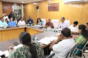 जिलाधिकारी ने अधिकारियों के साथ परिचायात्मक बैठक कर दिये महत्वपूर्ण निर्देश