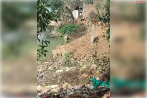 गांव के सार्वजनिक तालाब पर किया जा रहा है अतिक्रमण। 
