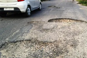 सर्विस लेन पर दर्जनों जानलेवा गड्ढे, दुर्घटना से पहले मरम्मत जरूरी