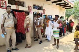 चौरी बाजार चौराहे पर भीषण सड़क हादसा, आमने-सामने भिड़ीं दो बाइकें; 5 लोग गंभीर घायल
