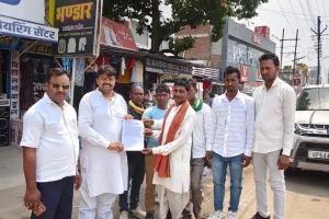 आदिवासी  बाहुल्य गांव बेलहत्थी टोला-आमी में स्कूल निर्माण की उठी मांग, ग्रामीणों ने आनन्द पटेल दयालु को सौंपा ज्ञापन