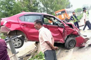 हाईवे पर हादसा, टक्कर लगते ही रेलिंग पर चढ़ी कार