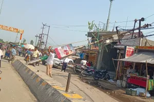 आंधी-बारिश से मौसम हुआ सुहाना, चार घंटे गुल रही बिजली