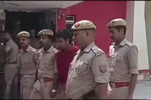 पुलिस मुठभेड़ में हत्या का वांछित आरोपी गिरफ्तार, तमंचा-कारतूस व बाइक बरामद।
