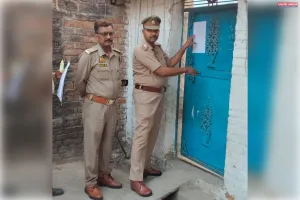 पास्को एक्ट के वांछित अभियुक्त के घर धारा 84 की नोटिस चस्पा।              