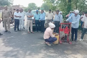 सड़क निर्माण में लापरवाही बर्दाश्त नहीं, डीएम ने कराई गुणवत्ता जांच