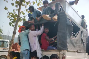 कोन क्षेत्र में  सरपट  दौड़ रही हैं डग्गामार ओवरलोड सवारी  गाड़ियां, लोगों ने   किया रोक  लगाने की मांग
