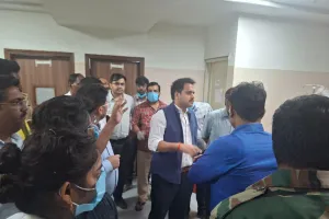 बारातियों से भरी पिकअप पलटी, घायलों का हाल जानने रात में मेडिकल कॉलेज पहुंचे जिलाधिकारी