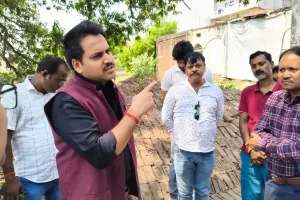इमरती कॉलोनी में जलभराव समस्या के निराकरण हेतु जिलाधिकारी ने किया औचक निरीक्षण, दिये सख्त निर्देश