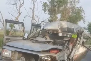 बारात से लौट रही बोलेरो अज्ञात ट्रक से टकराई, एक की मौत, सात घायल