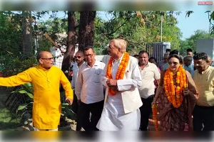 प्रमोद व मोना ने रामपुरखास में बहुमुखी विकास में तेजी बनाए रखने का दिलाया भरोसा