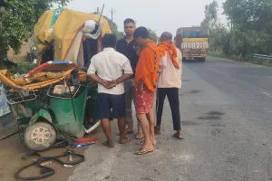 दाउदपुर में ट्रक-ऑटो की भीषण भिड़ंत में चालक समेत तीन की मौत