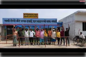 सामुदायिक शौचालय में 3 साल से लटक रहा ताला, लोगों को परेशानी