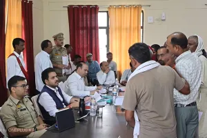 सम्पूर्ण समाधान दिवस पर घोरावल में जिलाधिकारी एवं पुलिस अधीक्षक ने सुनीं जन समस्याएं, दिये आवश्यक दिशा निर्देश